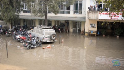  मेलम्ची खानेपानीको मुख्य पाइप फुट्दा बबरमहलका सरकारी कार्यालयहरु डुबानमा, सडक जलमग्न [भिडियो/तस्बिरसहित] 